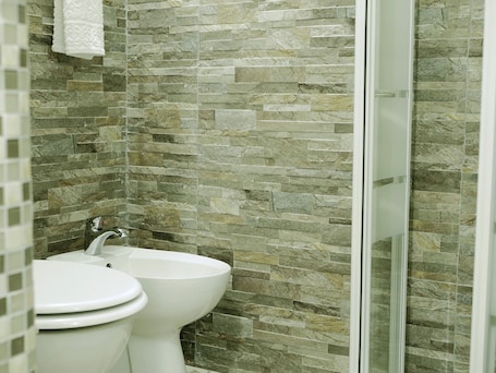Double Room (External Private Bathroom) | Bathroom. Pienosole B&B
