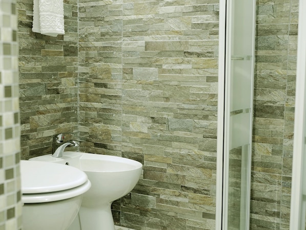 Doppelzimmer (External Private Bathroom) | Badezimmer