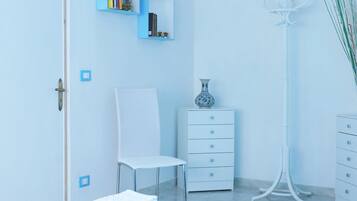 Double Room (External Private Bathroom) | Desk, free cribs/infant beds, rollaway beds, free WiFi