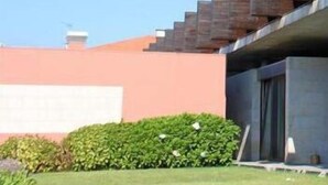 A modern building with a flat roof and a pink facade. - HI Ponte de Lima - Pousada de Juventude - Hostel (Ponte de Lima)