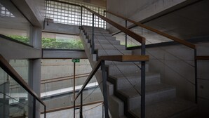 A multi-level concrete staircase with metal railings and wooden handrails. - HI Ponte de Lima - Pousada de Juventude - Hostel (Ponte de Lima)