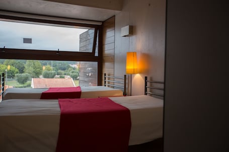 Cortinas blackout, wifi gratis y ropa de cama
