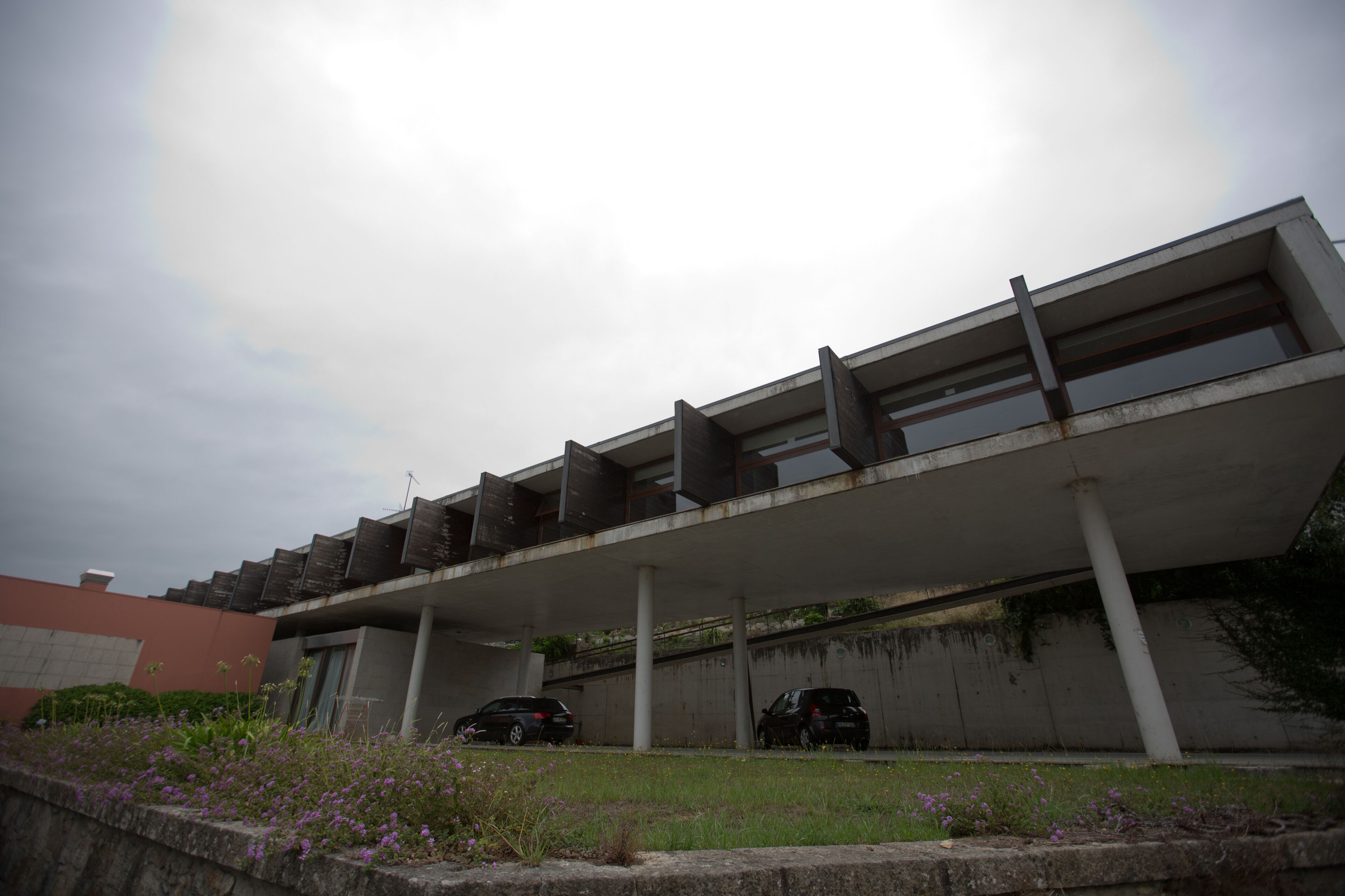Un edificio moderno con techo plano y una galería techada.