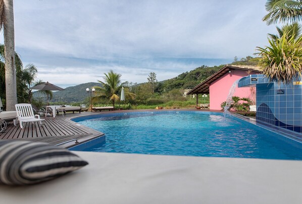 Chalet estándar, varias camas | Piscina | Una piscina al aire libre