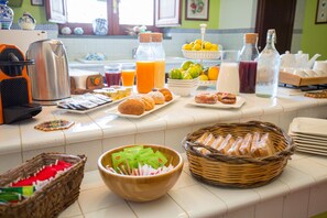 Free daily buffet breakfast - Sicily's View (Mascalucia)
