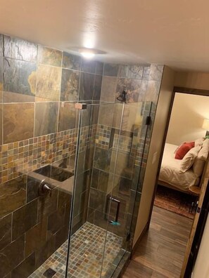 Douche, séchoir à cheveux, serviettes fournies, shampooing