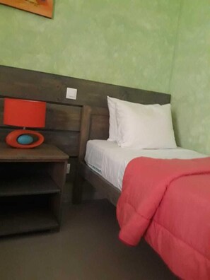 Family Quadruple Room | Blackout curtains, rollaway beds, bed sheets - Vivenda Viviani (Praia)