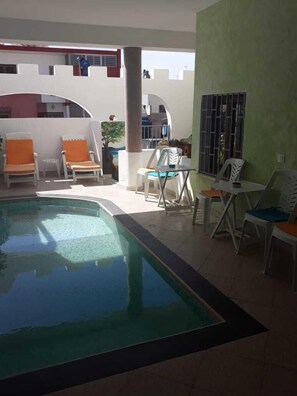 Kolam renang indoor, dengan kursi berjemur