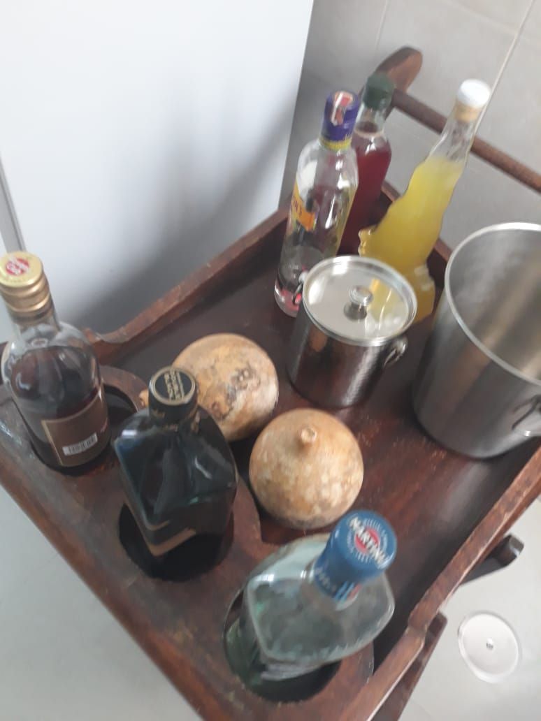 Un plateau contenant divers objets, notamment des bouteilles, un pot et un récipient.