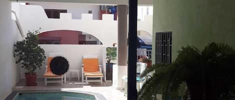 Piscine intérieure, chaises longues