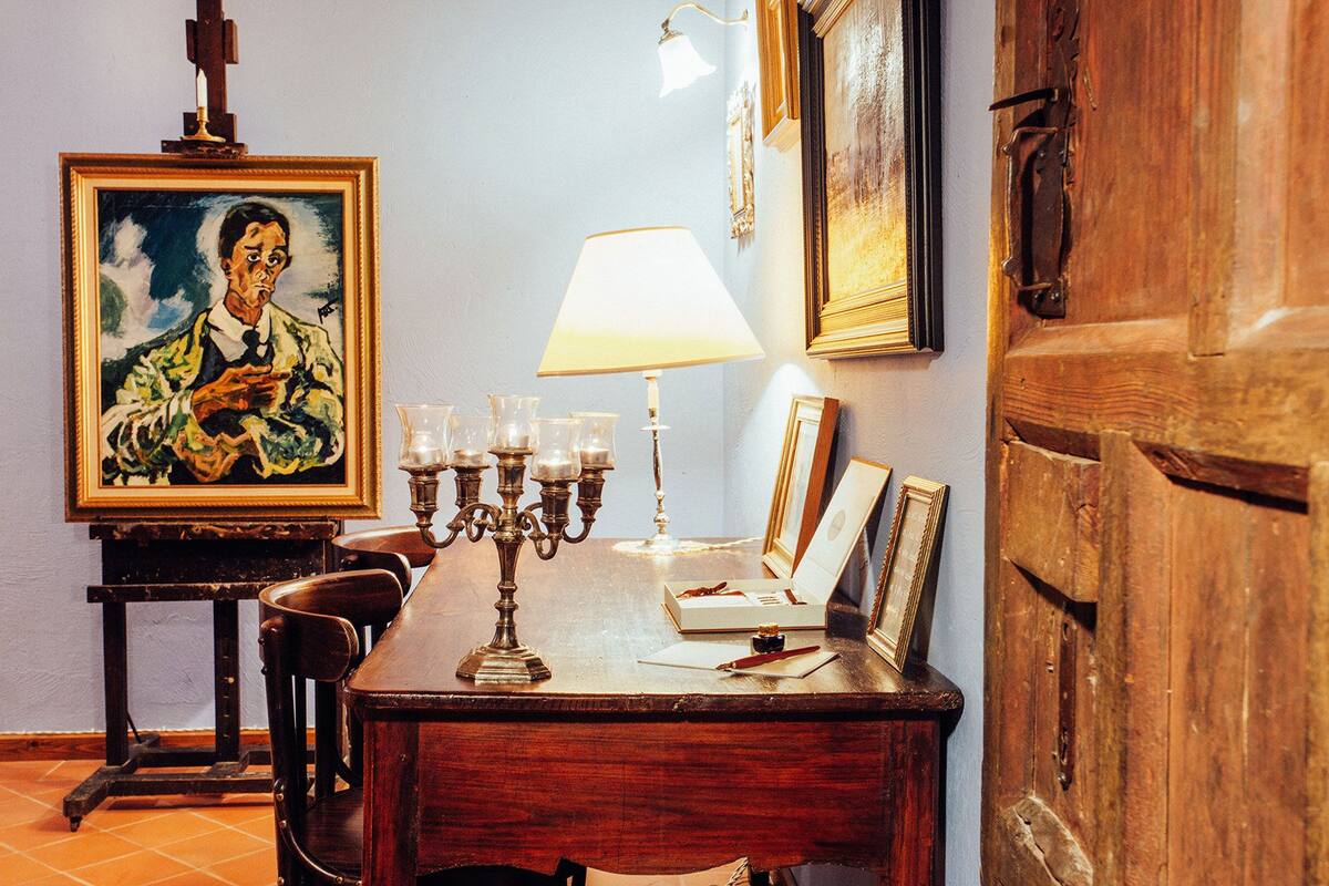 Suite (Alcoba del Mosén) | Living area