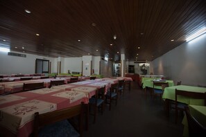 A dining hall with multiple tables, wooden ceiling, and chairs. - HI Sao Pedro do Sul Pousada de Juventude - Hostel (Sao Pedro do Sul)