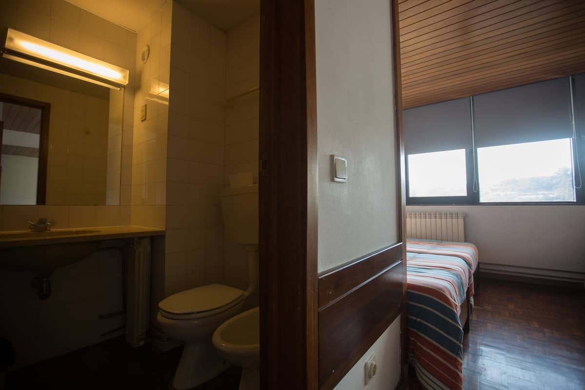 Bed in Shared Woman Only Dormitory | Wifi gratis y ropa de cama