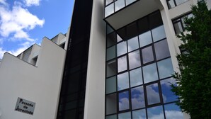 A modern building with a sign reading "Pousada de Juventude". - HI Sao Pedro do Sul Pousada de Juventude - Hostel (Sao Pedro do Sul)