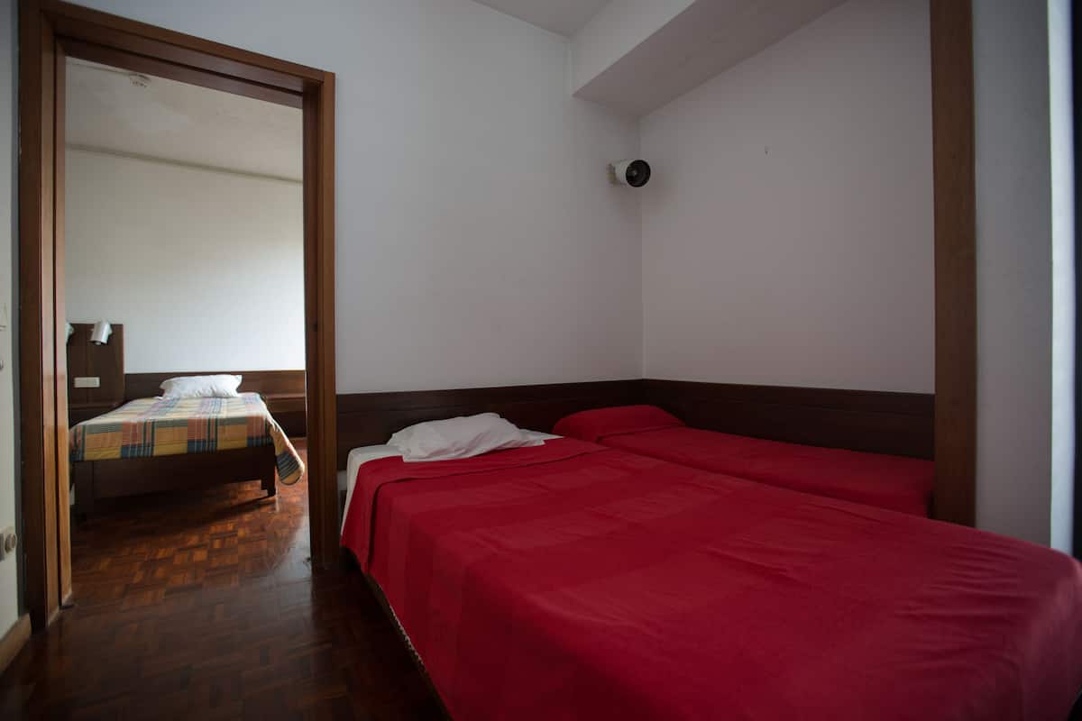 Habitación triple, baño privado | Wifi gratis y ropa de cama