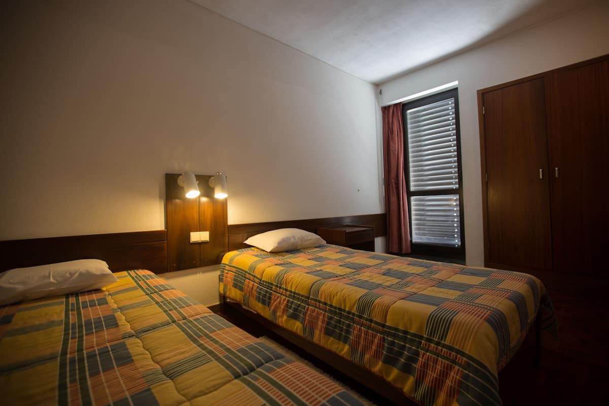 Habitación con 2 camas individuales, baño privado | Wifi gratis y ropa de cama