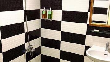 Douche, douche à « effet pluie », sèche-cheveux