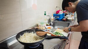 Une cuisine équipée d’une cuisinière, d’une poêle et de divers ustensiles de cuisine.