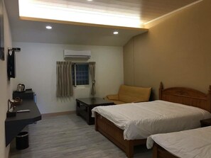 Edredons de pluma, escrivaninha, cortinas blackout