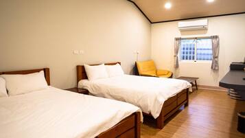 Edredones de plumas, escritorio, cortinas opacas