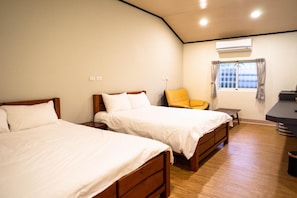 Un dormitorio con dos camas, un escritorio y una silla.