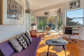 Smart TV, fireplace, DVD player, books - Malibu Modern Pool House (Malibu)