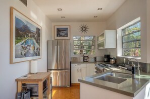 Full-sized fridge, microwave, oven, stovetop