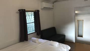 Bungalow, 1 Queen Bed, Non Smoking | Desk, free WiFi, bed sheets