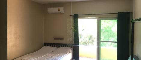 Een bureau, gratis wifi, beddengoed