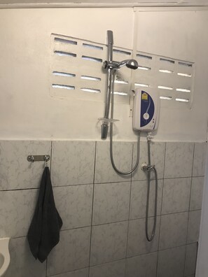Bungalow, 1 Queen Bed, Non Smoking | Bathroom | Shower, towels