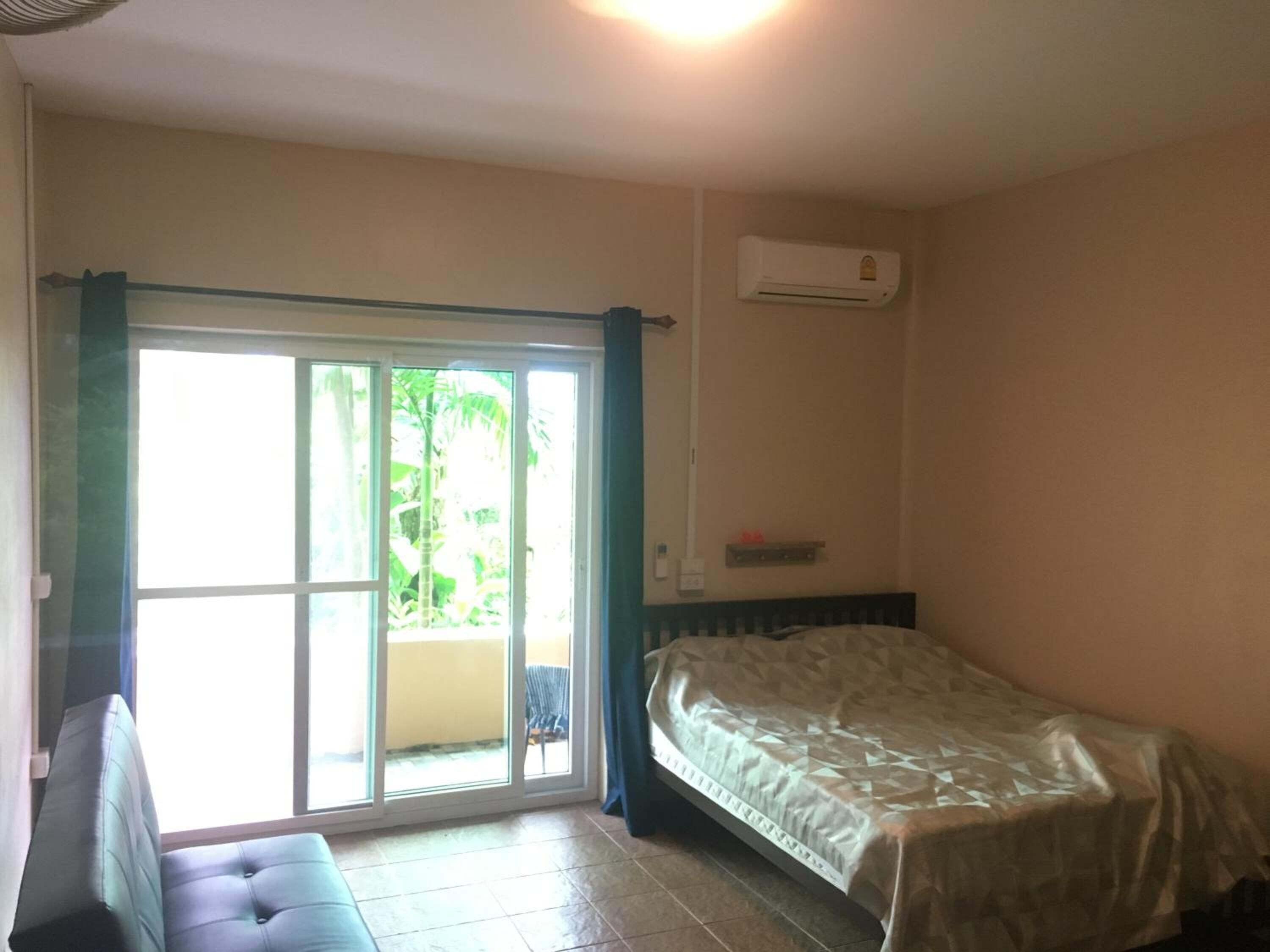 Escritorio, wifi gratis y ropa de cama 