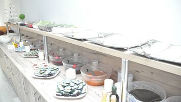 Café da manhã com buffet grátis todos os dias