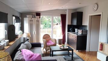 Comfort Room, Garden View | Individually decorated, individually furnished, desk, soundproofing