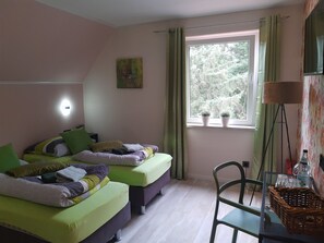 Habitación Deluxe | Decoración personalizada, muebles diferentes y escritorio 