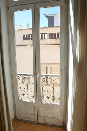 Iron/ironing board, free WiFi, bed sheets