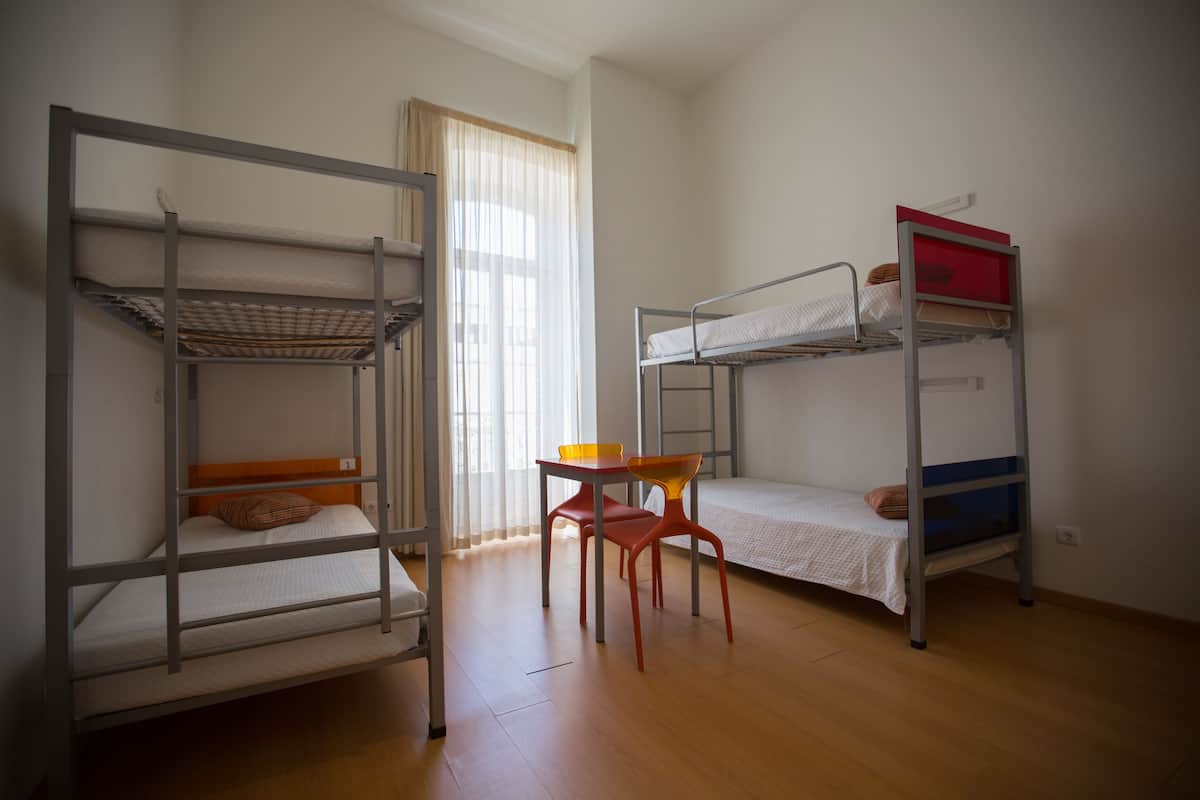 Tabla de planchar con plancha, wifi gratis y ropa de cama