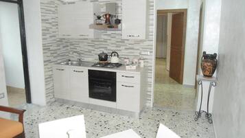 Großer Kühlschrank, Mikrowelle, Ofen, Herdplatte