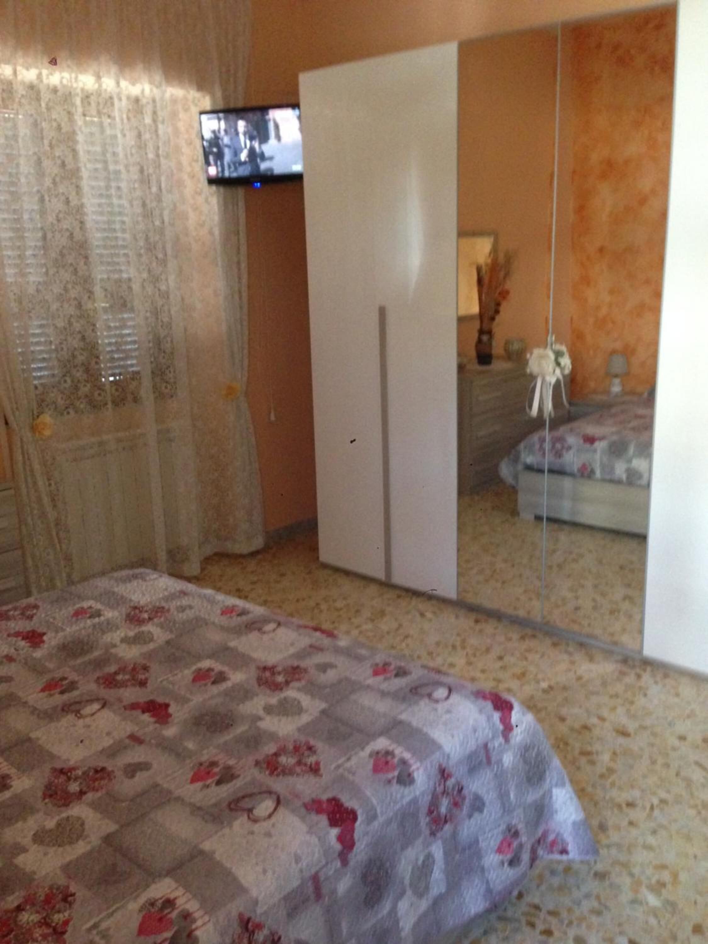 2 sovrum, sängtillbehör av högsta kvalitet och skrivbord