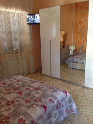 2 多间卧��室、高档床上用品、办公桌、熨斗/熨板