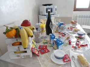 Refrigerador con freezer, microondas, horno, placa de cocina