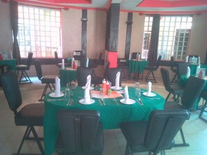 Frokost, lunsj og middag serveres, lokale og internasjonale retter 