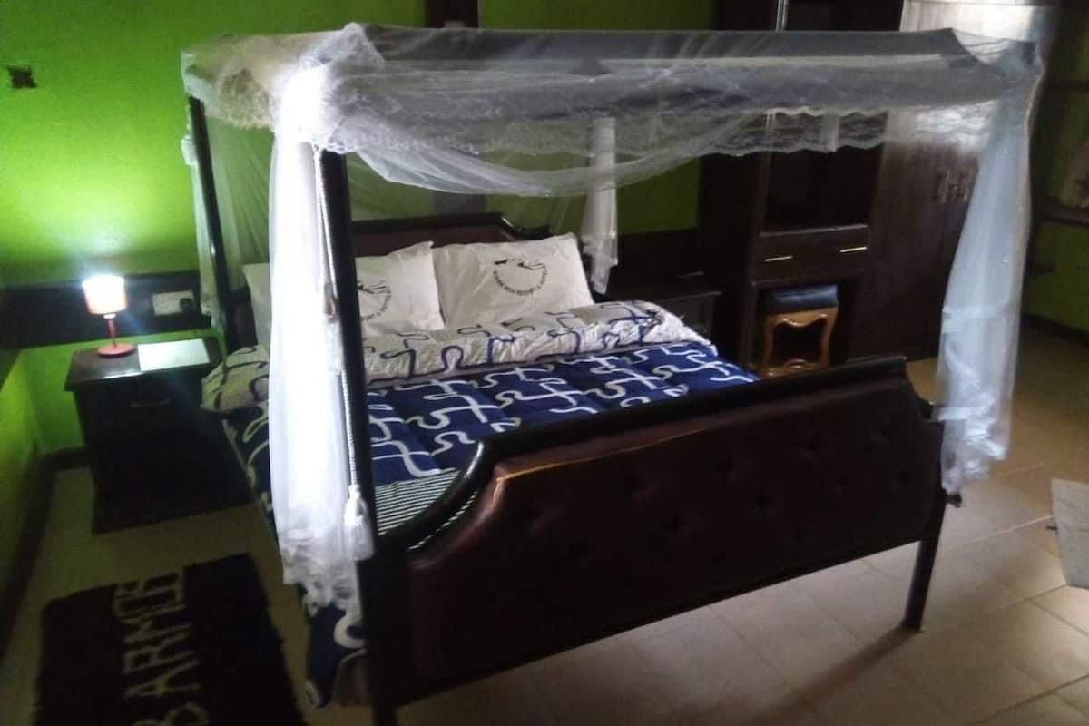 Habitación estándar, 2 camas individuales, balcón, vistas a la montaña | Escritorio, cortinas opacas, wifi gratis y ropa de cama