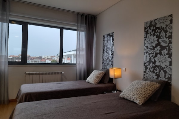 Habitación con 2 camas individuales, accesible para personas con discapacidad, baño privado | 20 dormitorios, cortinas opacas, wifi gratis y ropa de cama