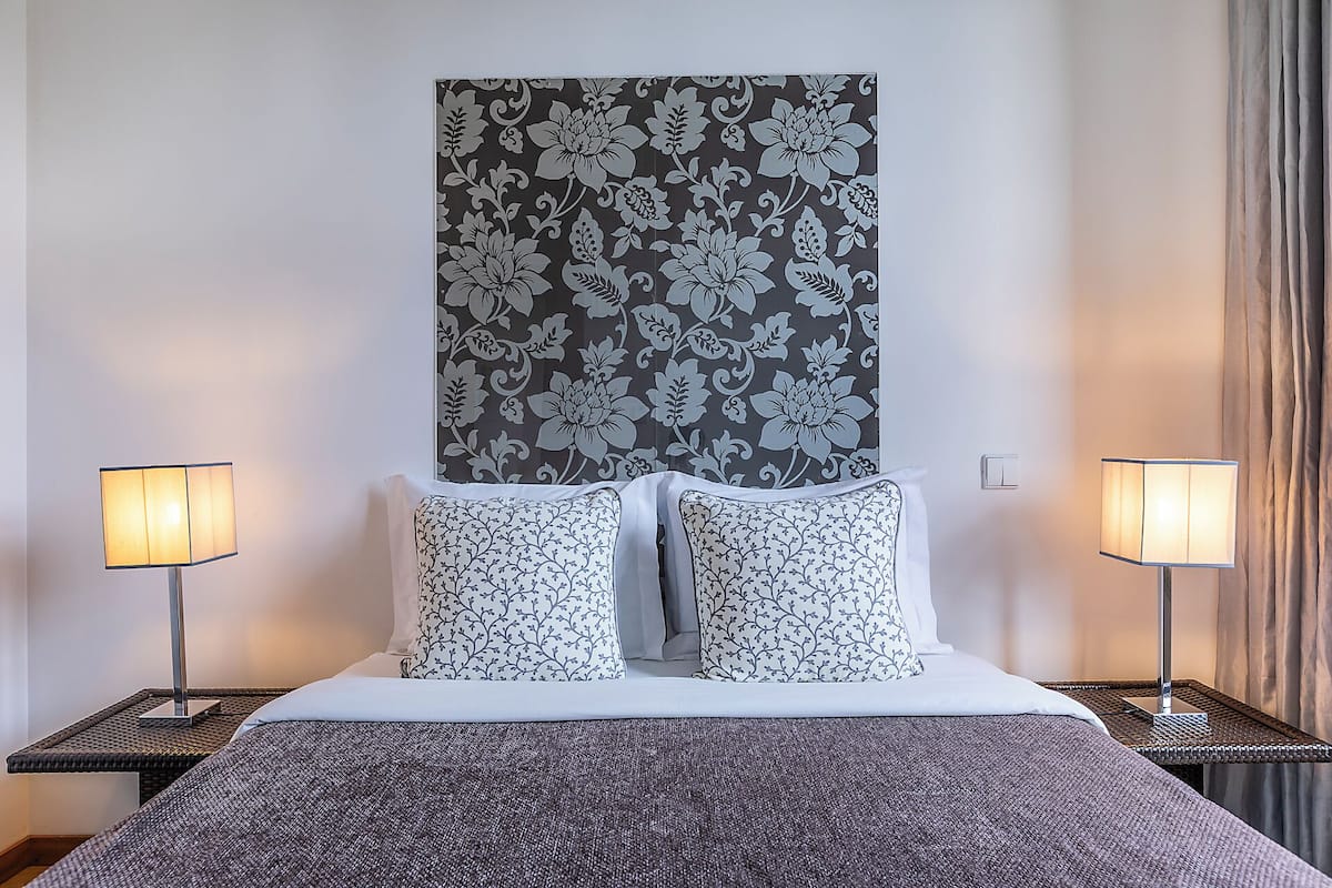 Double Room, Private Bathroom | 20 bedrooms, blackout drapes, free WiFi, bed sheets