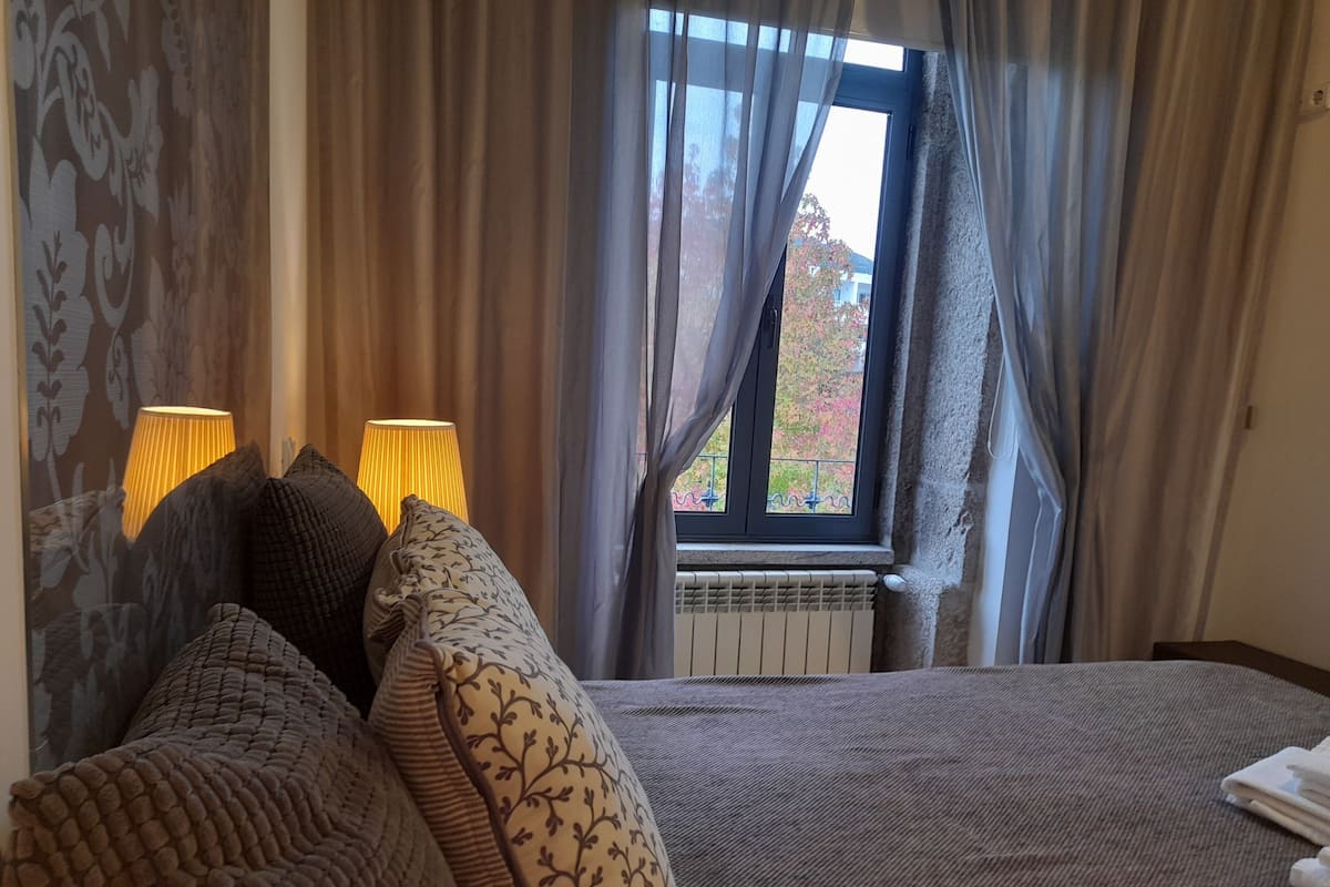 Double Room, Private Bathroom | 20 bedrooms, blackout drapes, free WiFi, bed sheets
