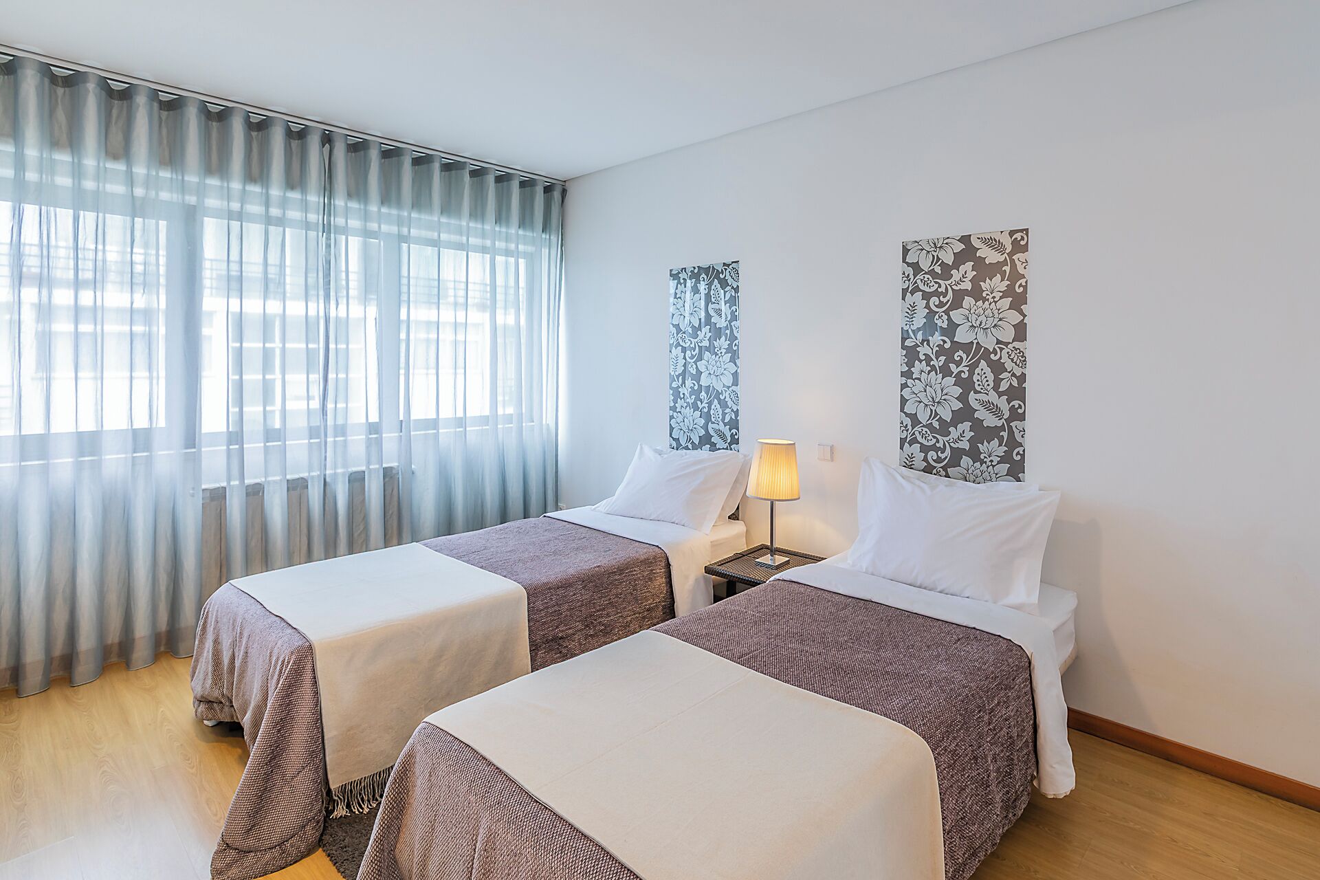20 dormitorios, cortinas opacas, wifi gratis y ropa de cama