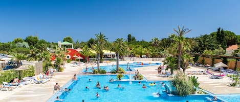 2 piscine all'aperto, ombrelloni da piscina, lettini