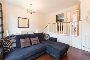 Apartment | Wohnbereich | Flachbildfernseher