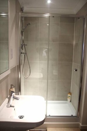 Lejlighed | Badeværelse | Gratis toiletartikler, hårtørrer, håndklæder, Shampoo