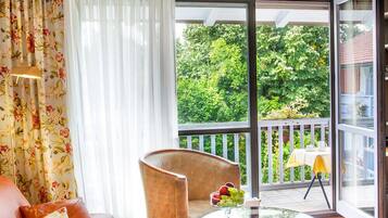 Apartment, Balkon | Zimmersafe, Schreibtisch, Verdunkelungsvorhänge, Bettwäsche